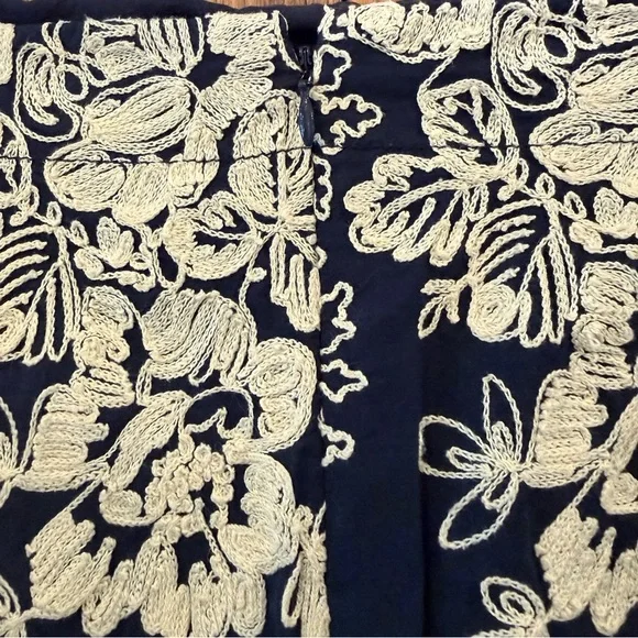 J Crew Navy "The Pencil Skirt" with Cream Floral Embroidery - Sz 2 - Picture 5 of 8